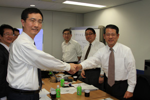 Chairman Takizawa (right) and Vice President Yang (left) pledging to continue collaboration.