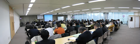 写真 会場を埋め尽くす参加者