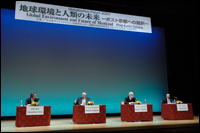 写真 左から佐和氏、ゴルバチョフ氏、メドウズ氏、周氏