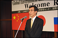写真 レセプションで挨拶する後藤社長