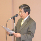 写真 挨拶する後閑博史NEC C&C財団専務理事