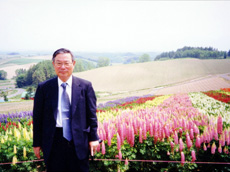 Vice-Chairman Suzuki on a hill in Biei, Hokkaido