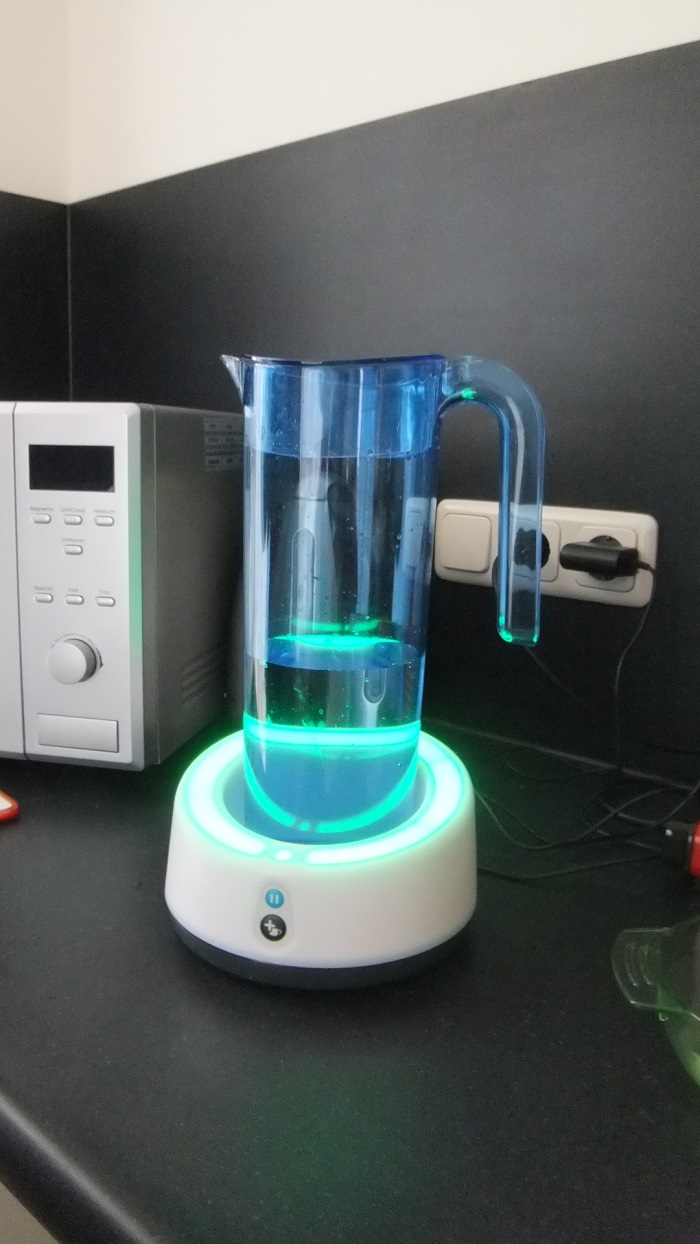 “Obli”, water pitcher with sensor