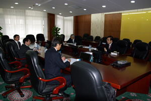 Research teams in lively discussion