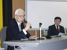 Director Sekimoto during his opening address and Professor Miyao of GLOCOM as a host.