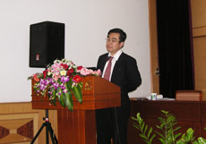 Prof. Yamanouchi giving his presentation