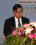 Professor Yasuhide Yamanouchi making a presentation