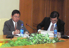 Chief Fellow Izumi Harada (left) and Prof. Yamanouchi (right).
