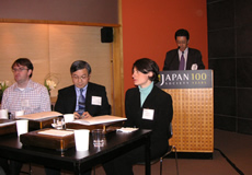 Chief Fellow Yasushi Suda and the panelists greeting the participants