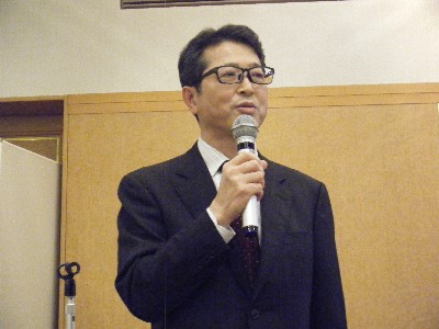 ご挨拶する鈴木社長