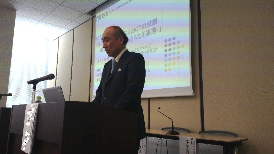 ご挨拶する岡田理事長