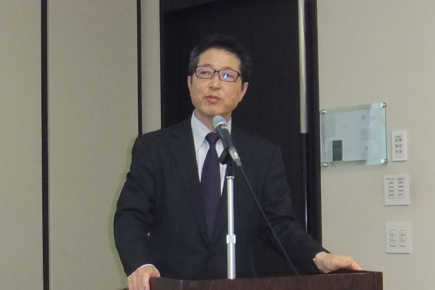ご挨拶する鈴木社長
