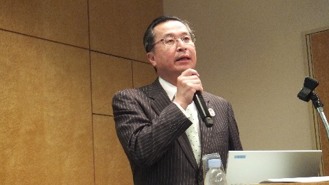 ご挨拶する石黒理事長