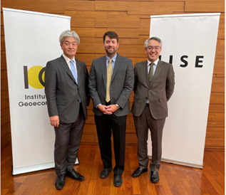 左から、IOG・鈴木所長、米IBM・ボンド部長、IISE・多田