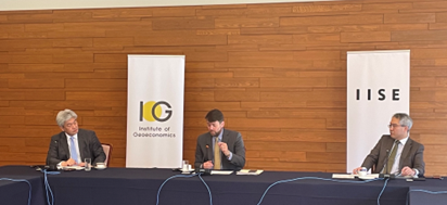 左から、IOG・鈴木所長、米IBM・ボンド部長、IISE・多田