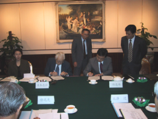 写真 調印式の様子