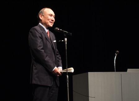 岡田理事長の開会挨拶